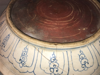 Un plat en porcelaine de Vietnam bleu et blanc &agrave; d&eacute;cor de lotus, 16&egrave;me